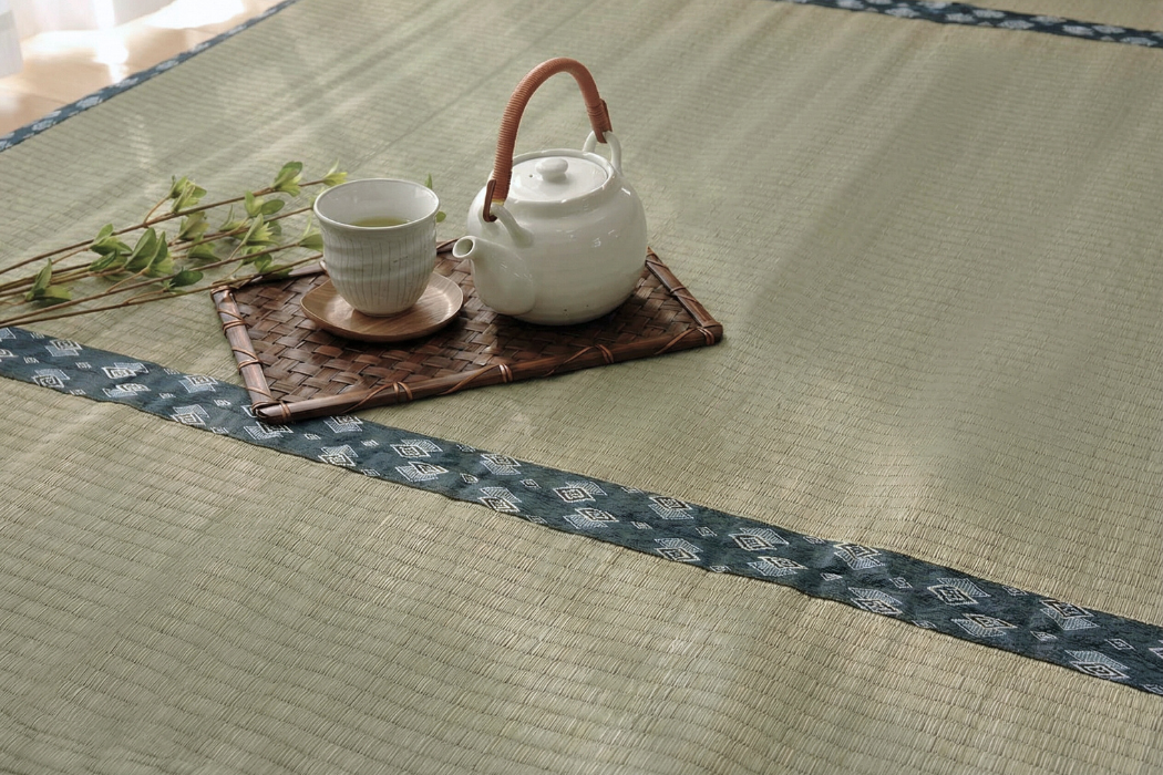 Close-up of Emi tatami mat showing diamond border weave detail